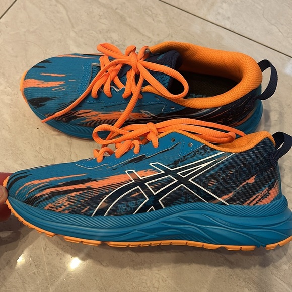 ASICS - youth size 3.5 (us)- BRAND NEW - Picture 2 of 4